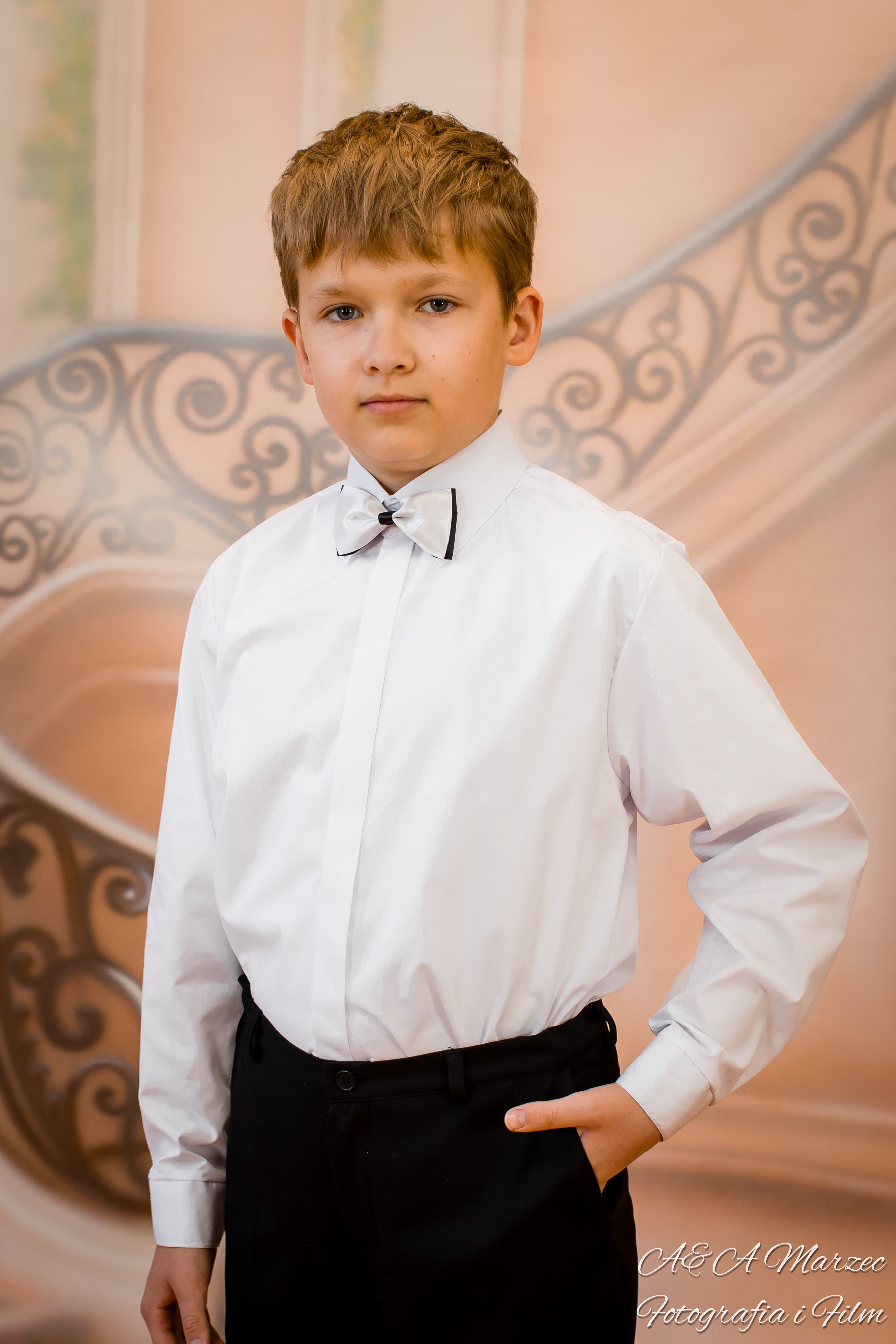 Chłopięca biała koszula z długim rękawem